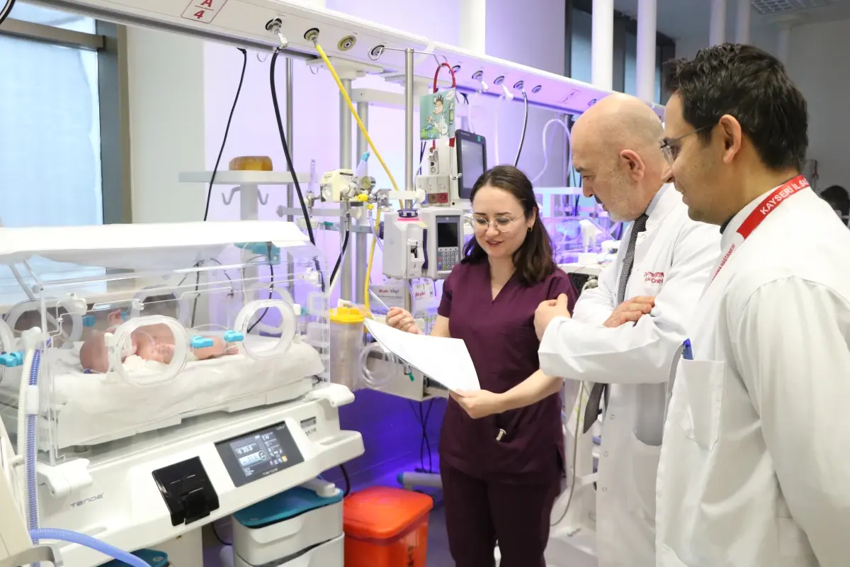 İç organları göğüs kafesinde doğan bebek, ameliyatla sağlığına kavuştu