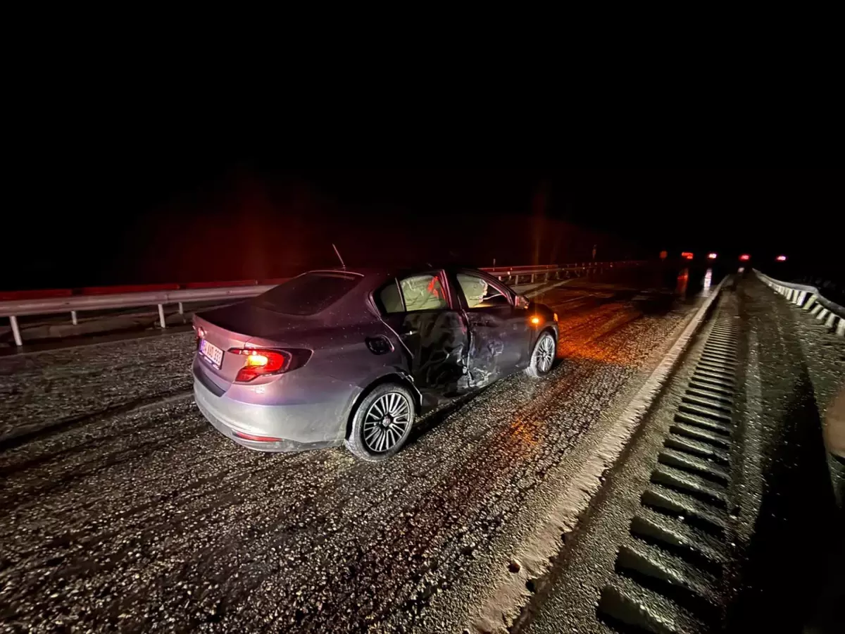 Manisa'da kaza yapan otomobile başka bir otomobil çarptı; 2 yaralı