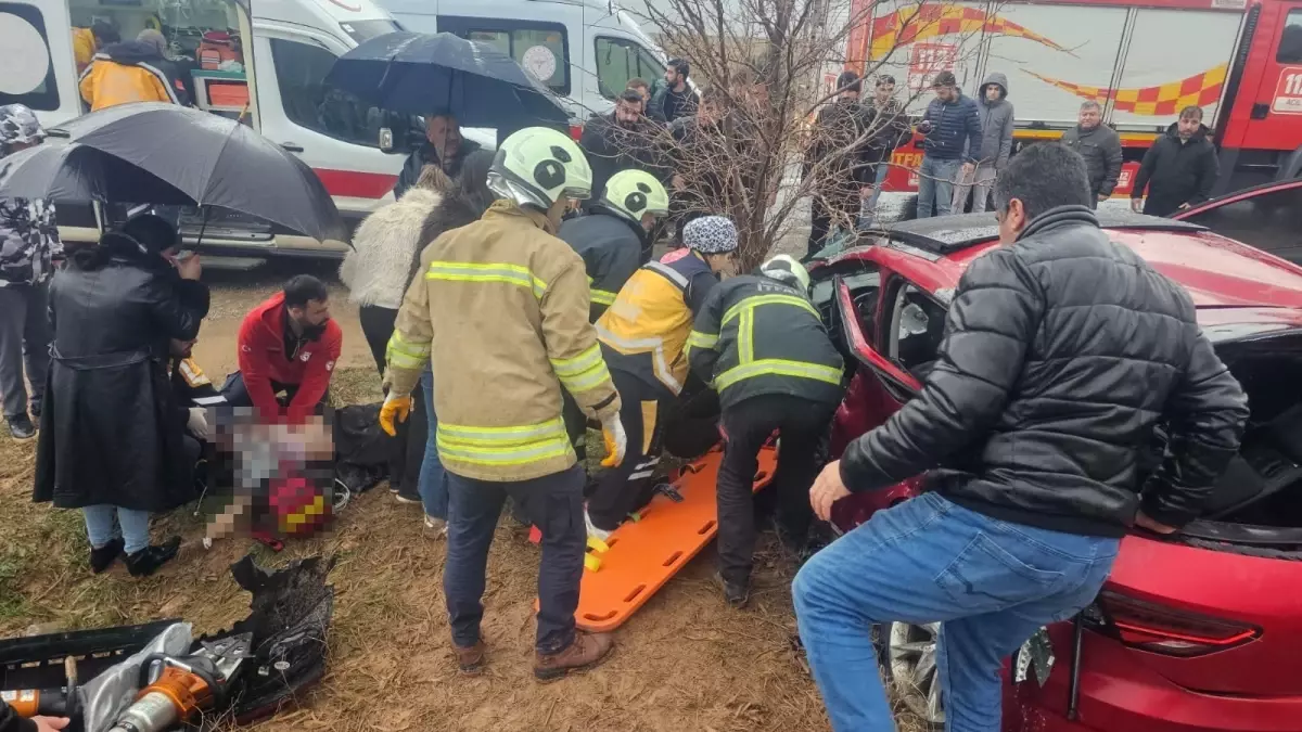 Mardin'de Otomobil ile TIR Çarpıştı: 1 Ölü, 4 Yaralı