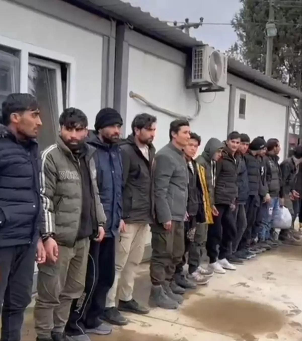 Hendek'te Kamyonette 20 Kaçak Göçmen Yakalandı