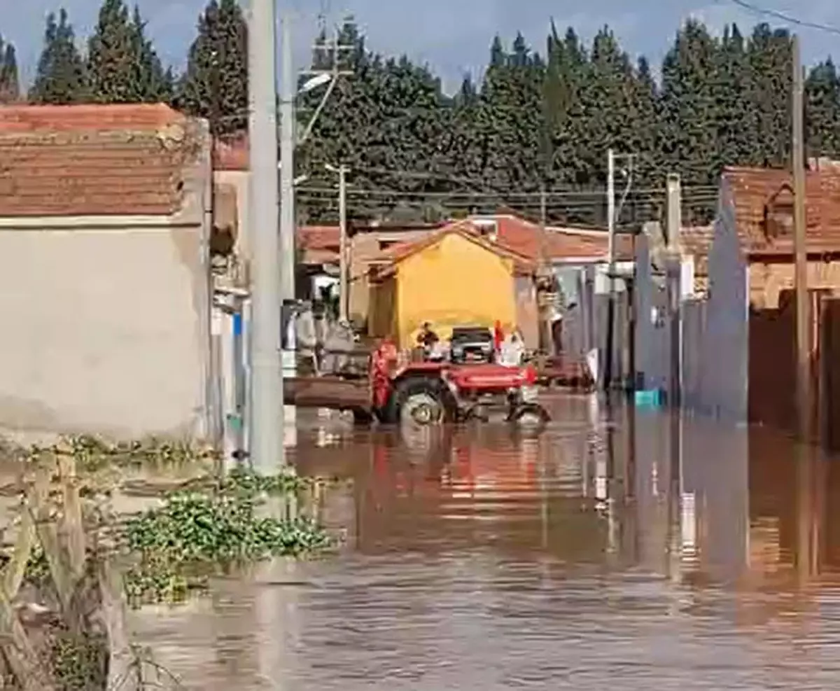 Salihli'de sağanak sonrası köprü yıkıldı, yollar kapandı
