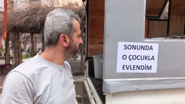 Lokma dağıtımında aracın üzerindeki notu görenler büyük şaşkınlık yaşadı