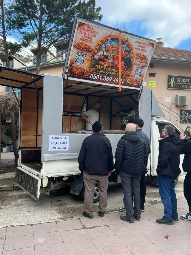 Lokma dağıtımında aracın üzerindeki notu görenler büyük şaşkınlık yaşadı