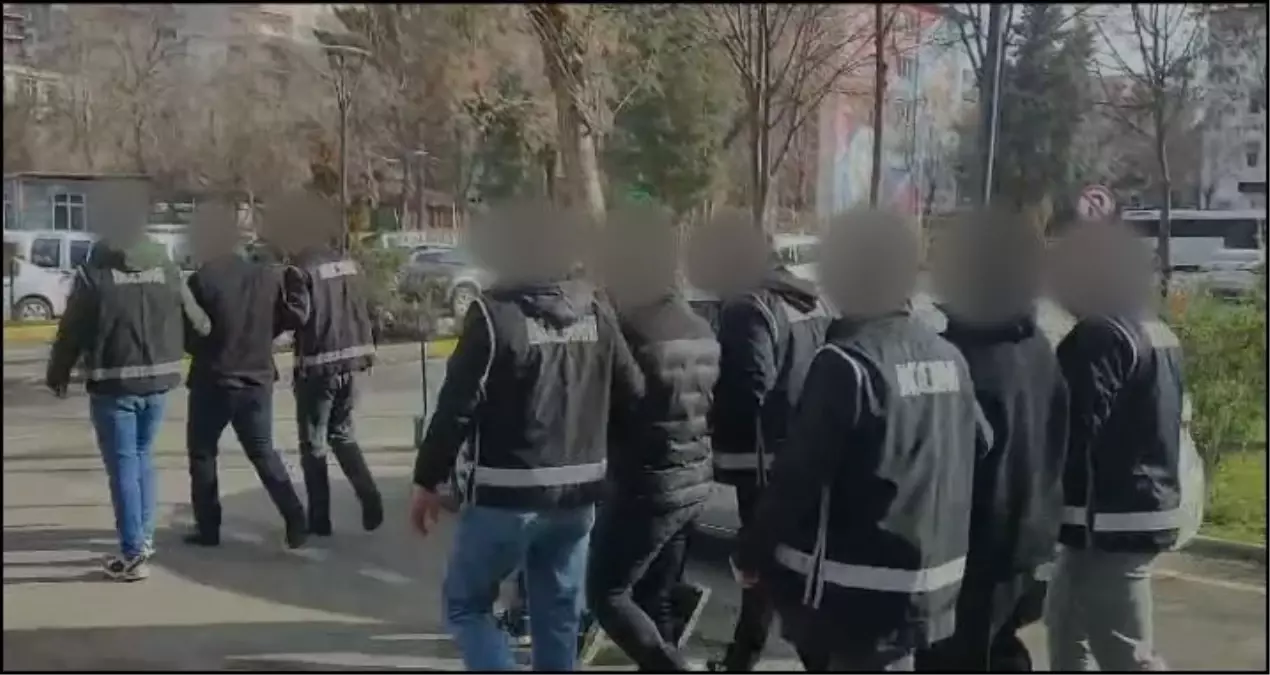 Yapay zeka kullanıp kendilerini MİT personeli olarak tanıtarak dolandıran 2 şüpheli tutuklandı