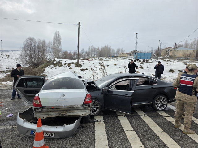In the accident where two cars collided in Bingöl, a father and son died, 4 people were injured