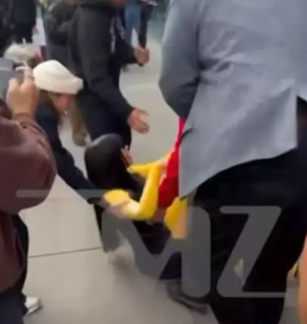 Cardi B the rapper was embarrassed! The dance she did with the robot ended badly