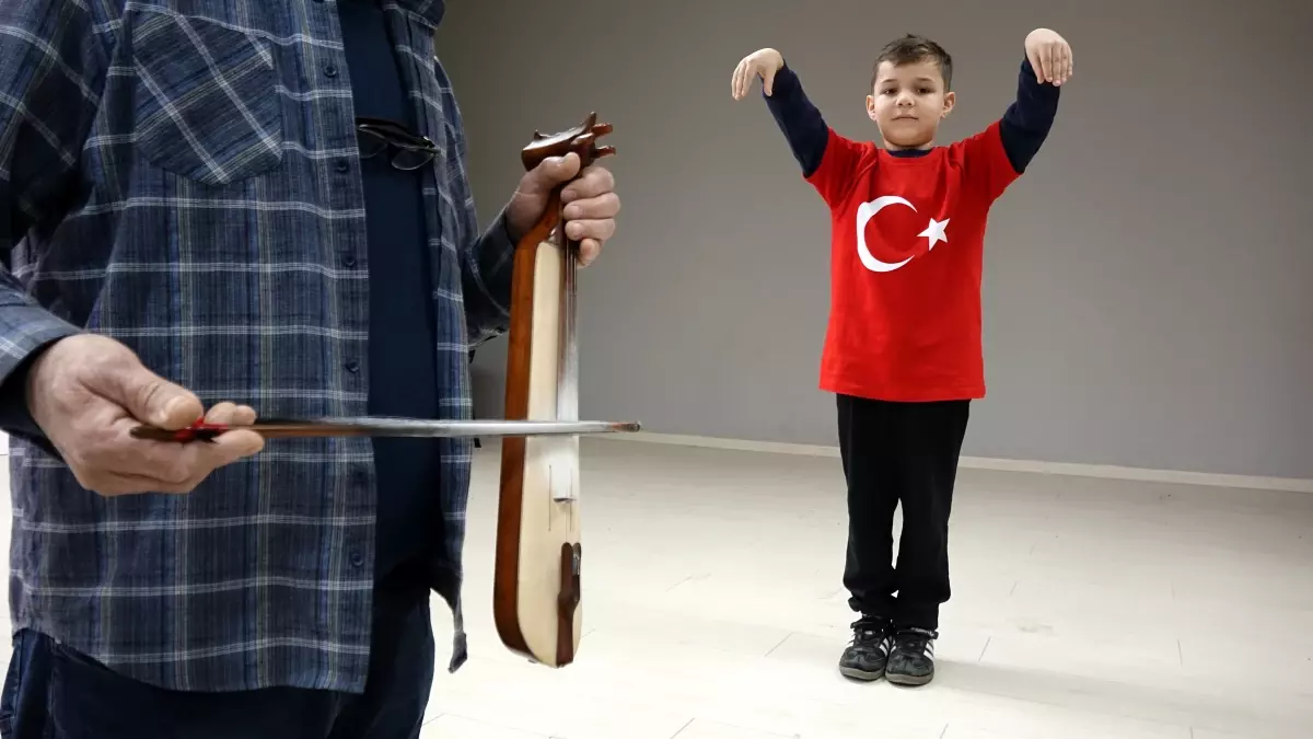 Cumhurbaşkanı Erdoğan ve eşinin horonunu ilgiyle izlediği Talha: Çok mutluyum