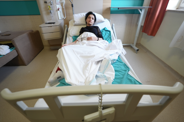 Karın ağrısı için kullandığı sıcak su torbası patlayınca genç kız hastanelik oldu