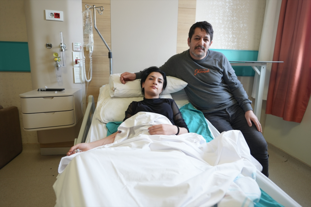 Karın ağrısı için kullandığı sıcak su torbası patlayınca genç kız hastanelik oldu