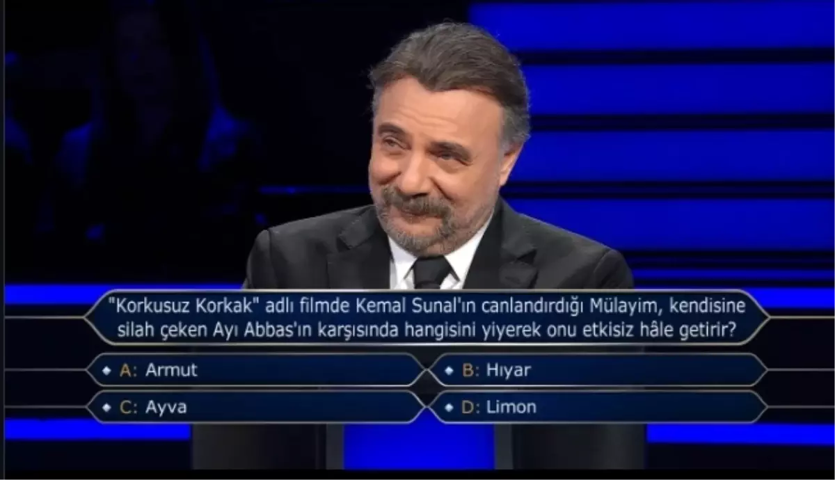 "Korkusuz Korkak" adlı filmde Kemal Sunal'ın canlandırdığı Mülayim, kendisine silah çeken Ayı Abbas'ın kar...