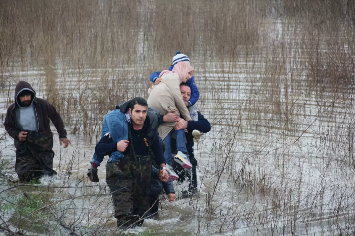 Manisa'da Gediz Nehri taştı: Baba ve 4 çocuğu itfaiye kurtardı