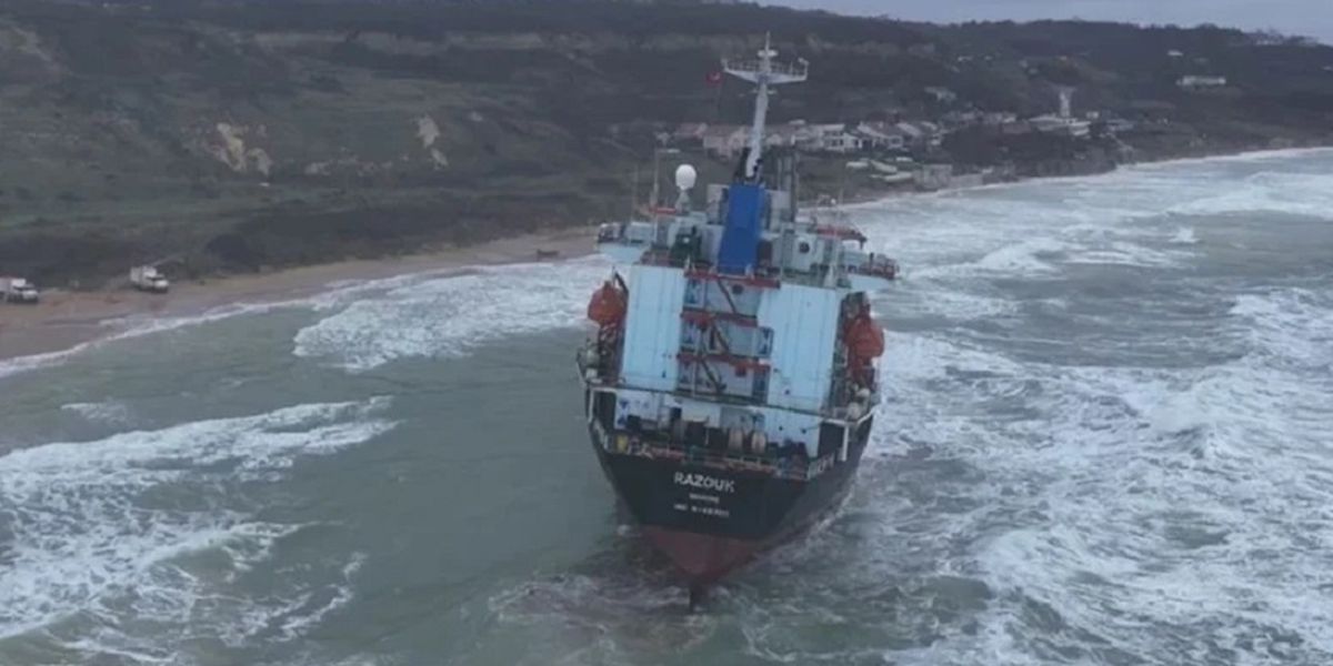 Sarıyer açıklarında karaya oturan kargo gemisi kurtarıldı