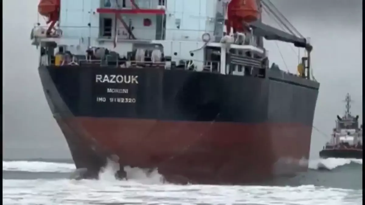 Sarıyer'de karaya oturan kargo gemisi kurtarıldı