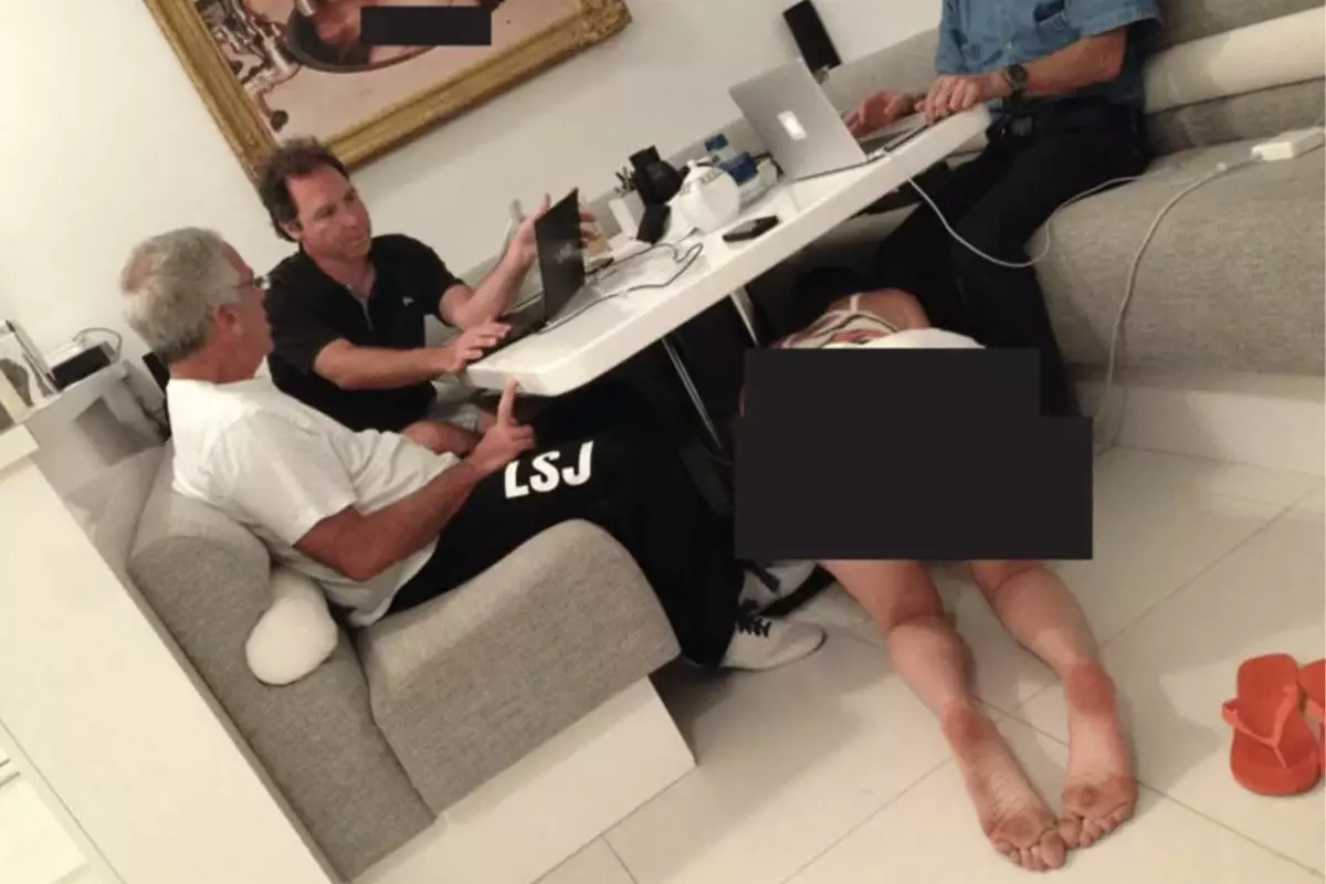 Skandal fotoğraf! Masanın altındaki bikinili kadın dikkatlerden kaçmadı