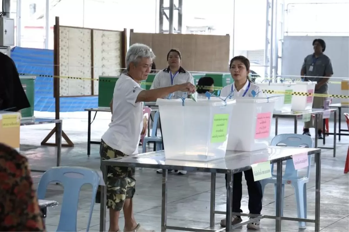 Tayland'da seçmenler, erken genel seçim için sandık başında