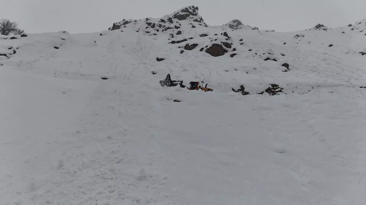 Yüksekova'da çığ nedeniyle kapanan mezra yolu, 2 ay sonra açıldı