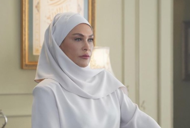 Aynı Yağmur Altında Fazilet kimdir, Fazilet'i canlandıran Hülya Avşar kimdir, kaç yaşında, nereli, evli mi, bekar mı?