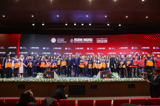 Bakan Kurum'dan Özgür Özel'e sert sözler: 11 ile bir çivi çakmayan partinin genel başkanı olarak tarihe geçeceksiniz