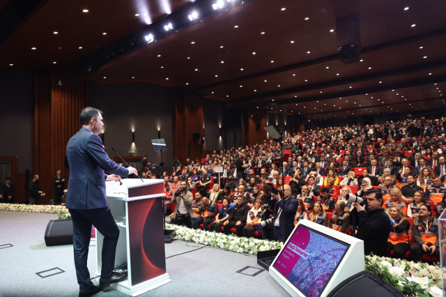 Bakan Kurum'dan Özgür Özel'e sert sözler: 11 ile bir çivi çakmayan partinin genel başkanı olarak tarihe geçeceksiniz