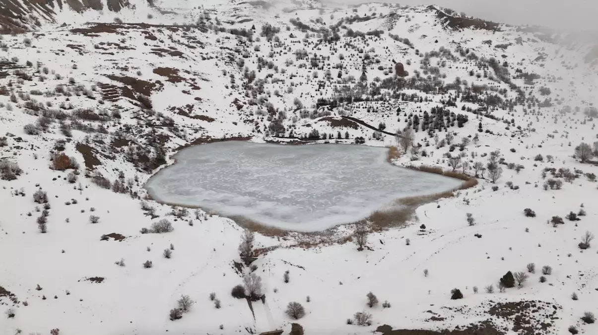 Buz tutan Ardos Gölü dronla görüntülendi