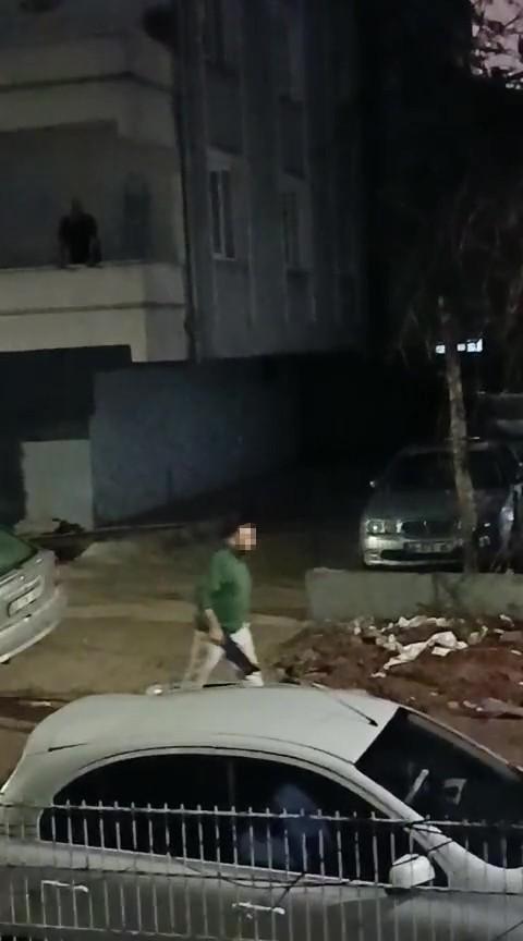 camlarini kirdigi otomobile isikli cicek buketi 19552124 2911 m