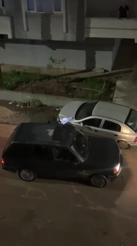 camlarini kirdigi otomobile isikli cicek buketi 19552124 3540 m