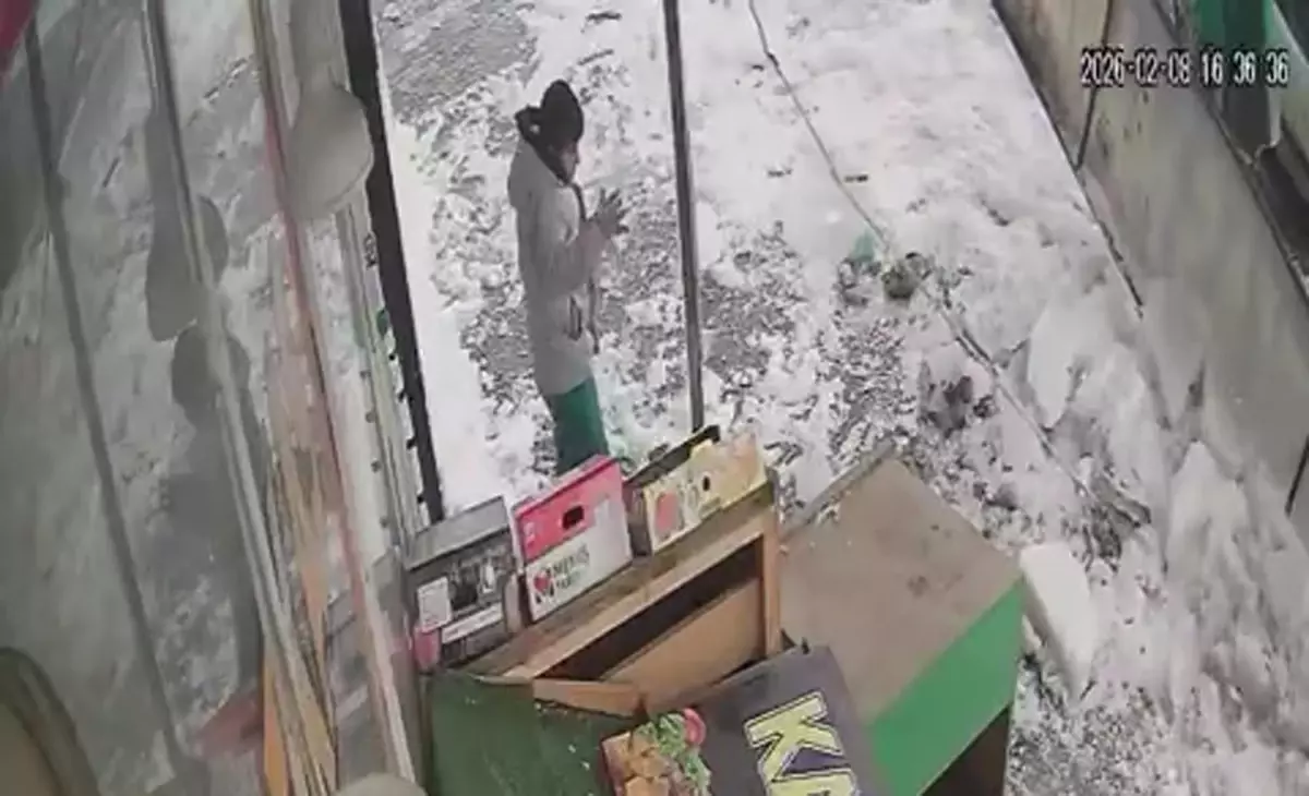 Çatıdan düşen kar kütlesinden saniyeler ile kurtuldu