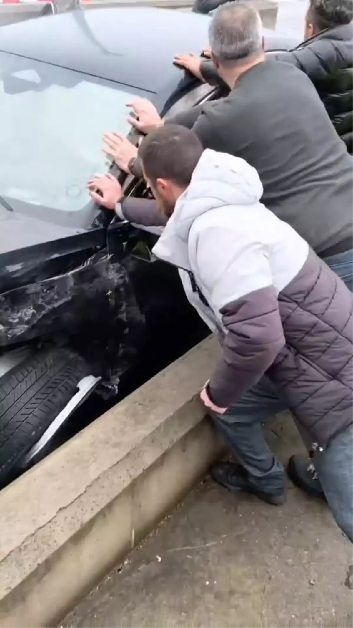 Çekmeköy'de Kuzey Marmara Otoyolu'nda Kaza: Yaralılar Var