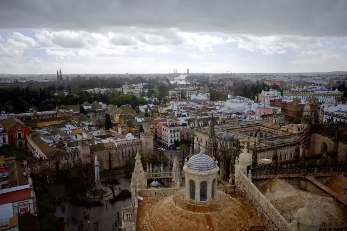 Endülüs'te şiddetli yağış nedeniyle yaklaşık 11 bin kişi evlerinden tahliye edildi