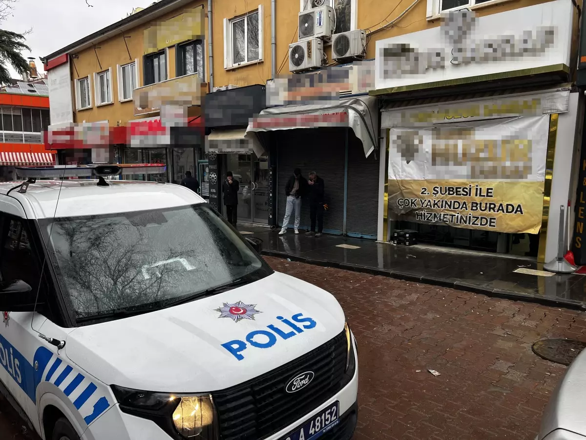 Forkliftle girdiği kuyumcu dükkanından ziynet eşyası çaldı