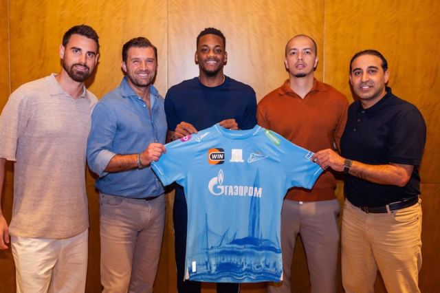 The first picture has arrived! Here is Jhon Duran's new team