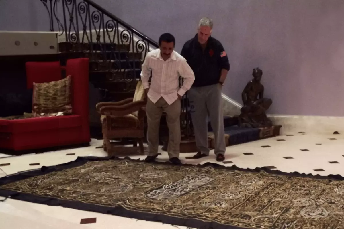 Kâbe örtüsüne ait parçaların, Epstein'ın evinde halı olarak kullanıldığı ortaya çıktı