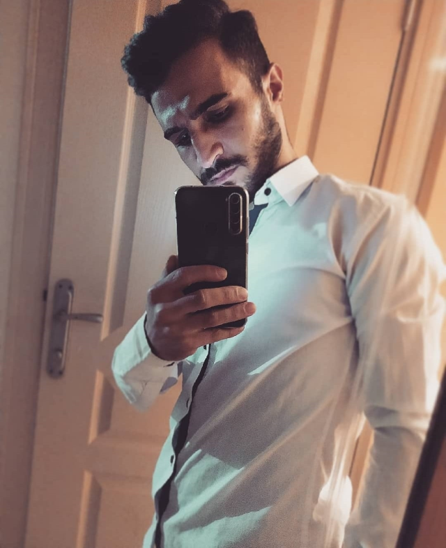 kadikoy de kagit toplayicisi metruk binanin 19552087 8305 m