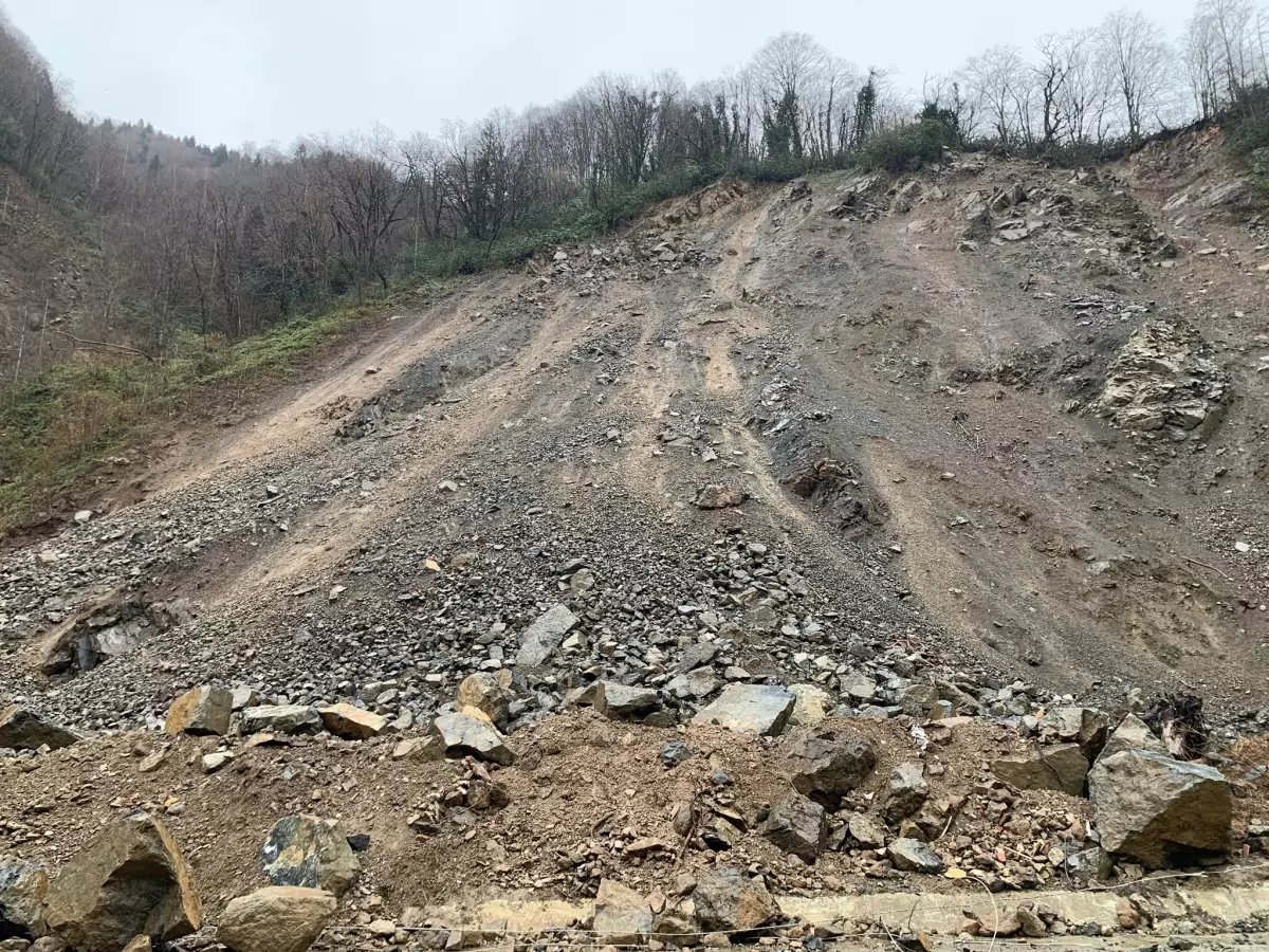 Kapalı köy yolunda heyelan temizliği