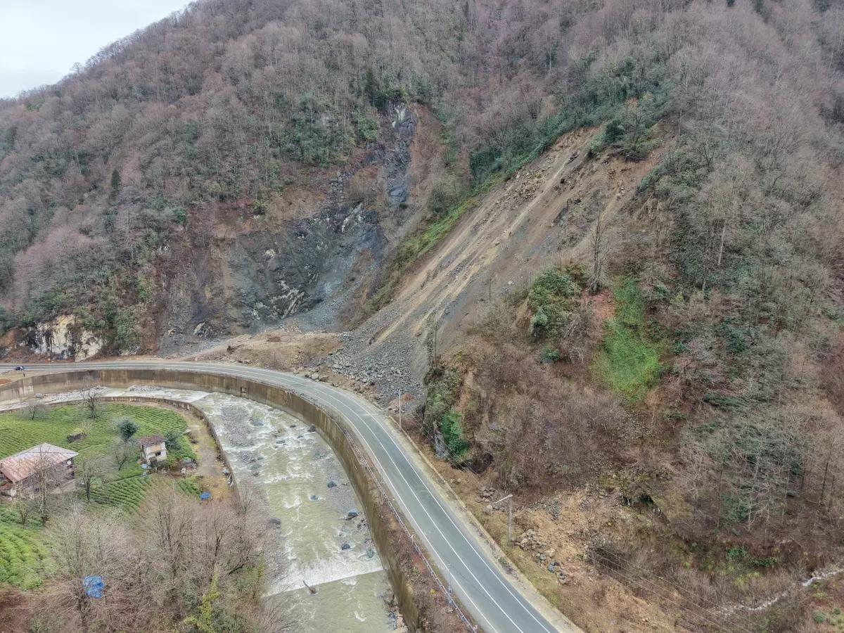 Kapalı köy yolunda heyelan temizliği