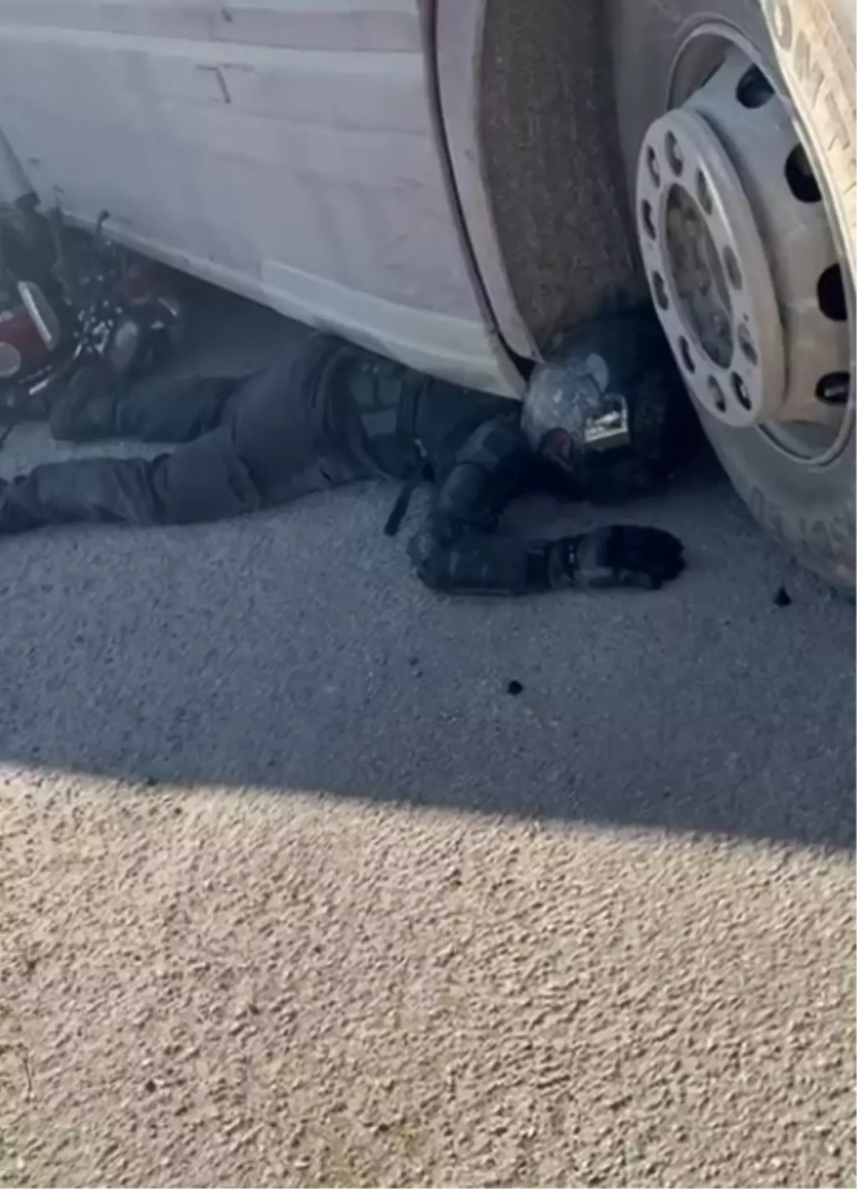 Motosikleti ile TIR'ın altında kalıp sıkışan kurye: Ekipmanlarım sayesinde hayattayım