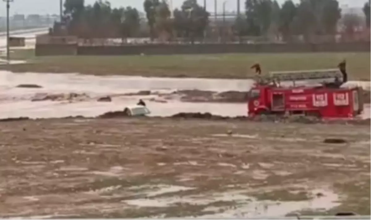 Sağanak sonrası oluşan gölette mahsur kalan 2 kişi kurtarıldı