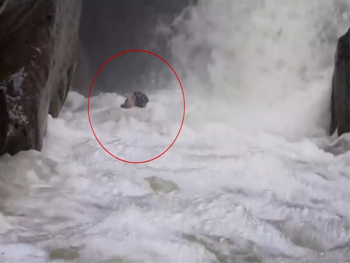 Su seviyesi yükselen dereden geçen dağcı yaşadıklarını anlattı