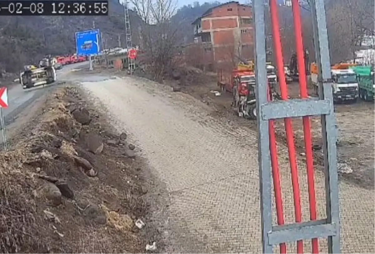 Taklalar atıp devrilen otomobilin sürücüsü yaralandı