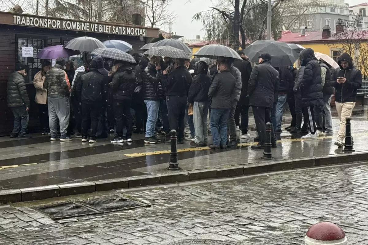 Yağmur çamur dinlemiyorlar! 14 Şubat'taki heyacan için sırada bekliyoarlar