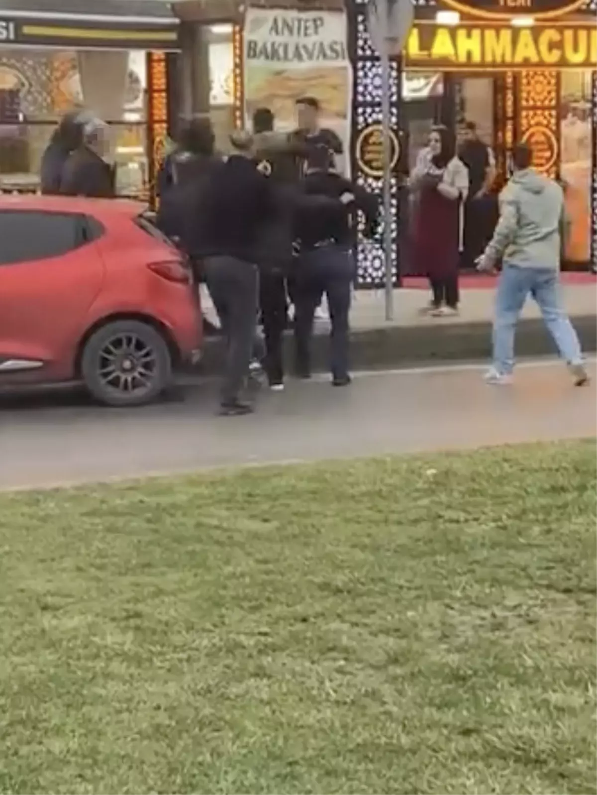 Aralarına aldıkları kişiyi tekme tokat dövdüler: O anlar kamerada