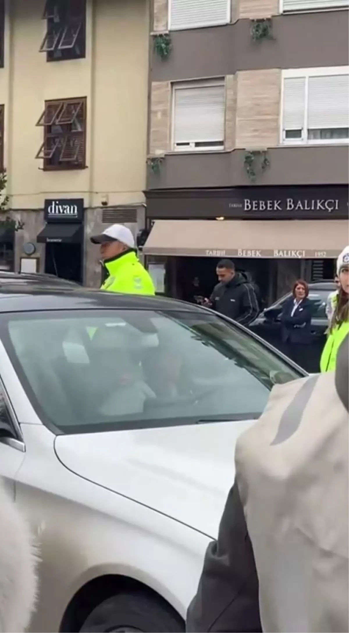 Bebek'te trafiği kapatıp aracında dans eden kadın gözaltına alındı; kaçarken yakalandı