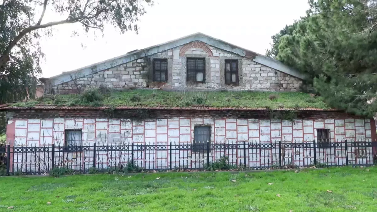 Fatih'teki tarihi Tur-i Sina Manastırı'nın duvarları çatladı, çevresi çöple dolu