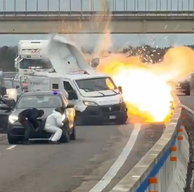 Film değil gerçek! Gündüz vakti zırhlı para taşıma aracını hedef aldılar