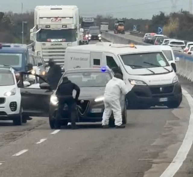 Film değil gerçek! Gündüz vakti zırhlı para taşıma aracını hedef aldılar