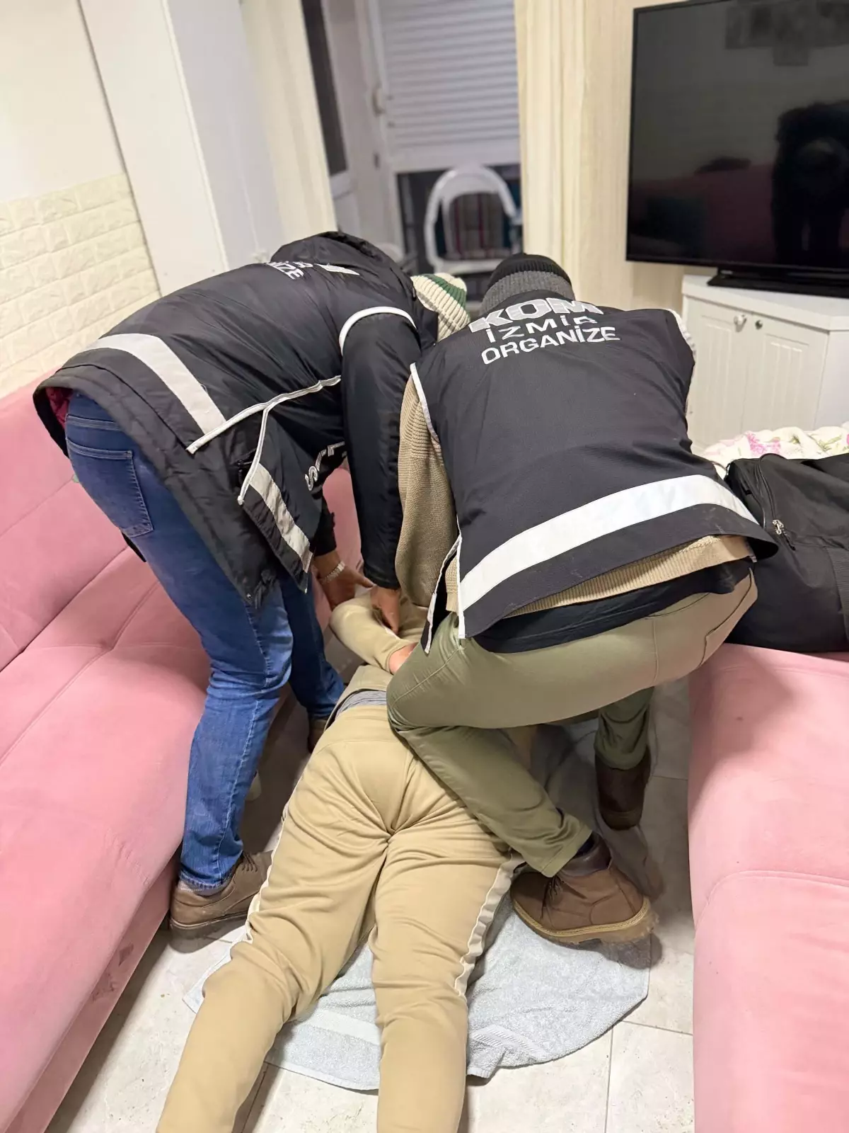 İzmir'de suç örgütü mensubu firari hükümlü villada yakalandı