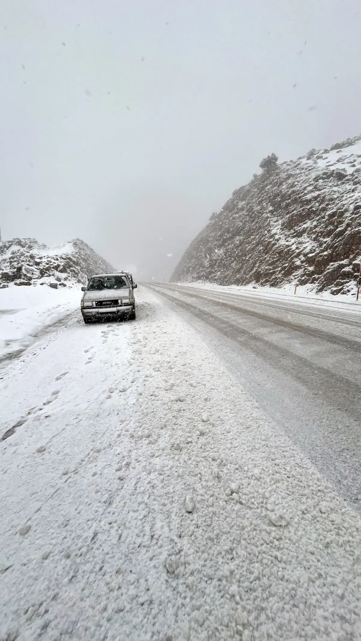 Konya yolunda kar yağışı etkili oluyor