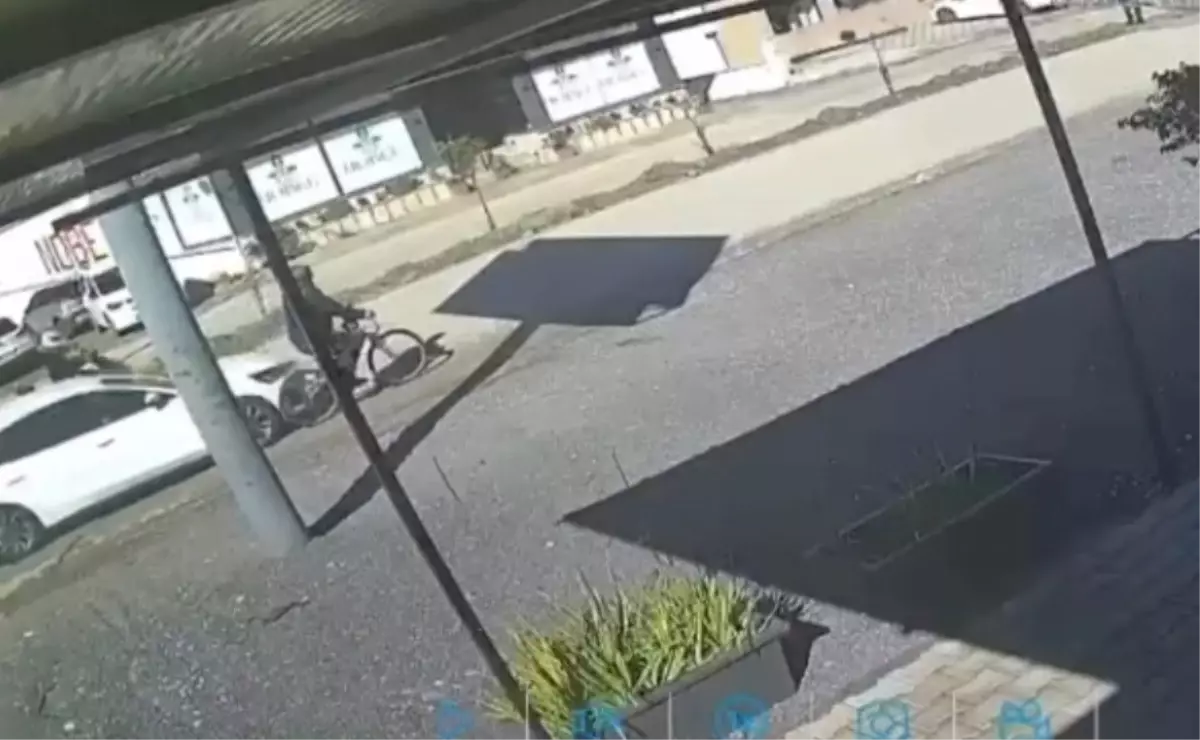 Otomobilin çarptığı bisikletlinin öldüğü kaza kamerada