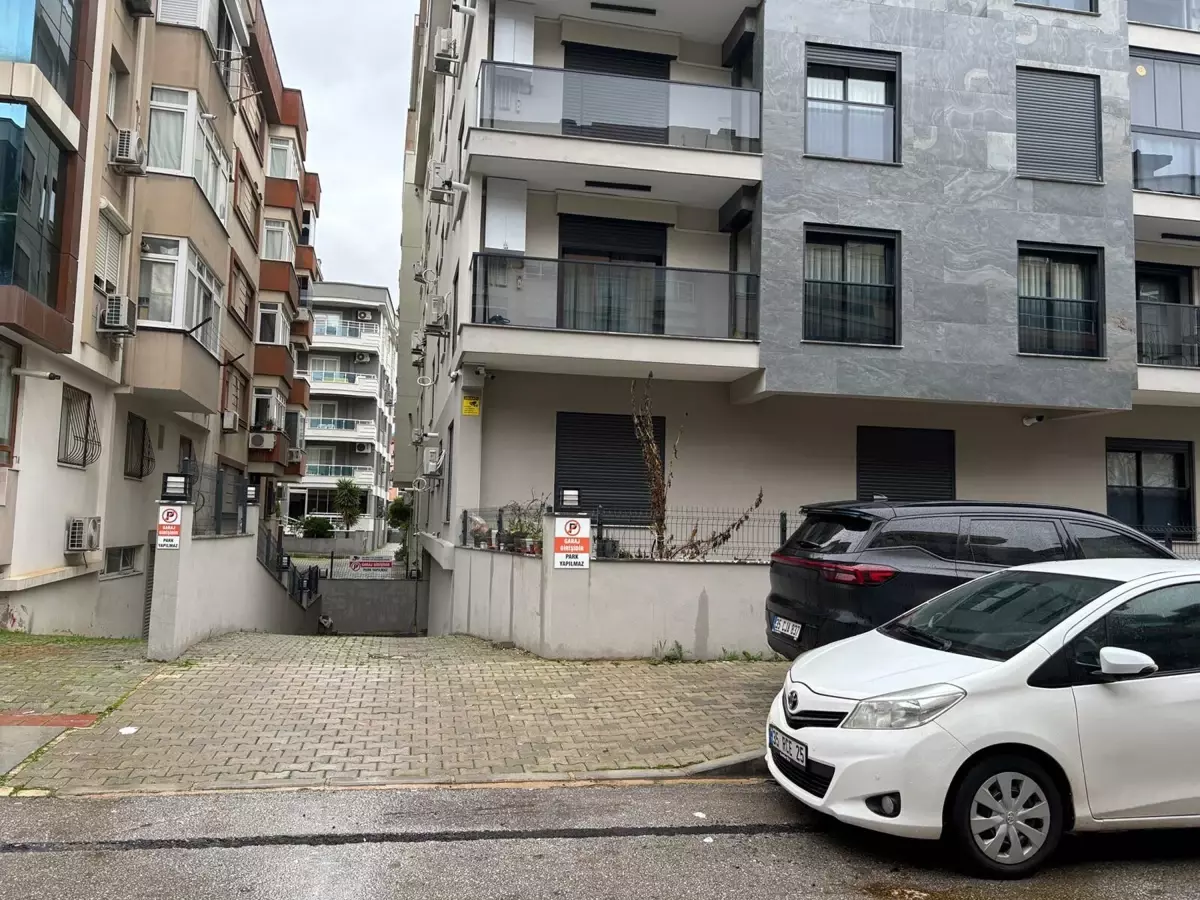 Polis gibi giyinen şüpheli, sokakta tartıştığı kişiyi tabancayla vurdu