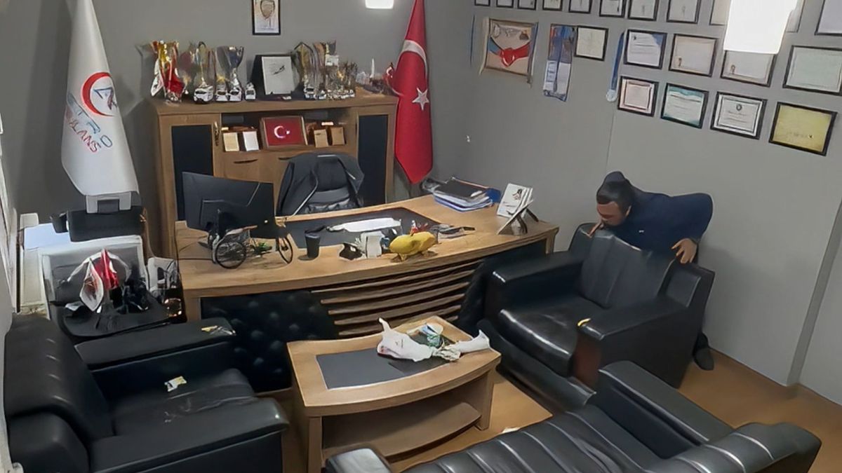 Sağlık çalışanı, kendi kendine yaptığı Heimlich manevrası ile hayata tutundu: O anlar kamerada